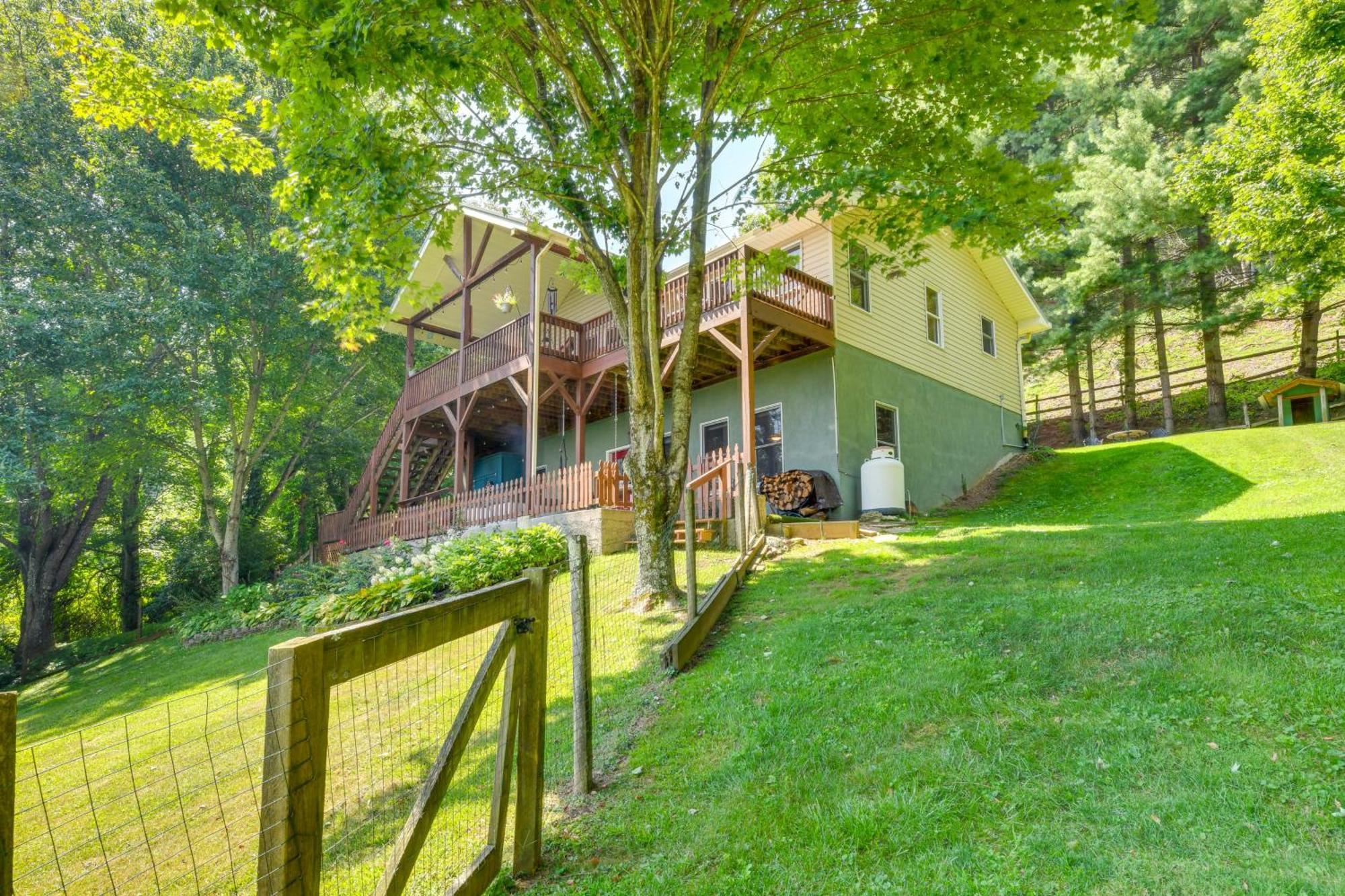 Pet-Friendly Waynesville Retreat With Hot Tub! 外观 照片